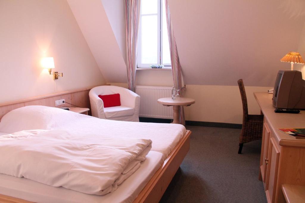 Landgasthof Gut Deutenhof Bad Abbach Room photo